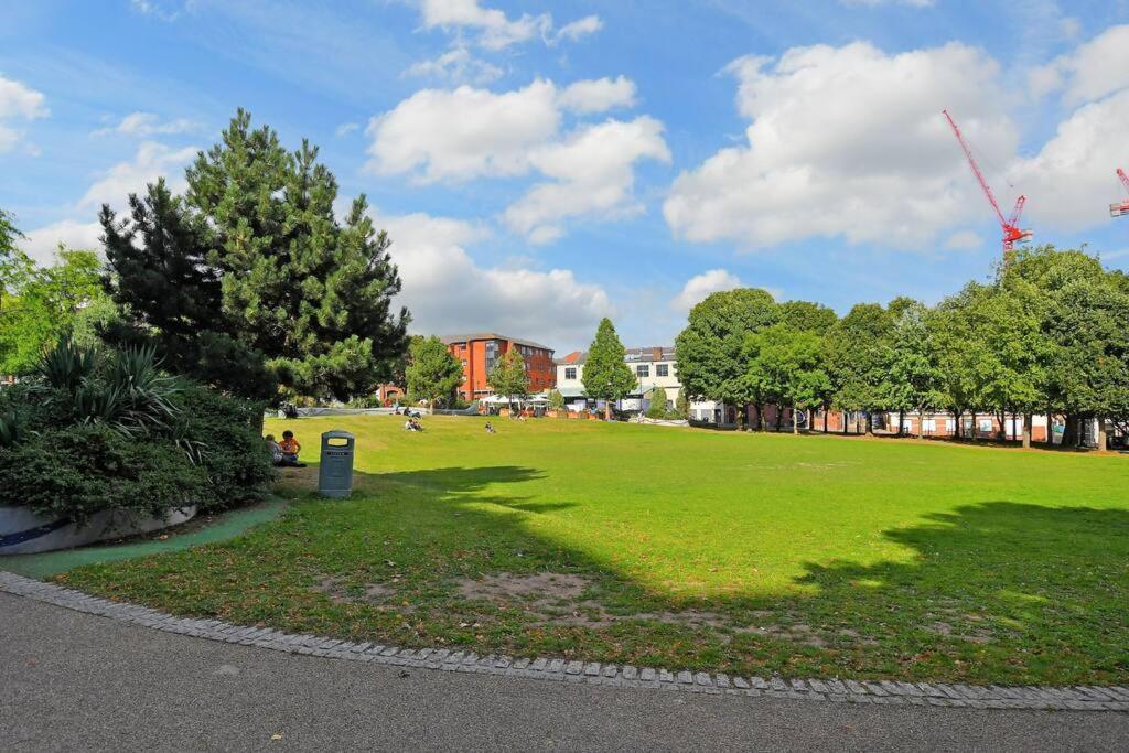 Perfectly Located City Centre Studio Apartment - West One With Free Wifi, Gym Access, Netflix Sheffield Buitenkant foto