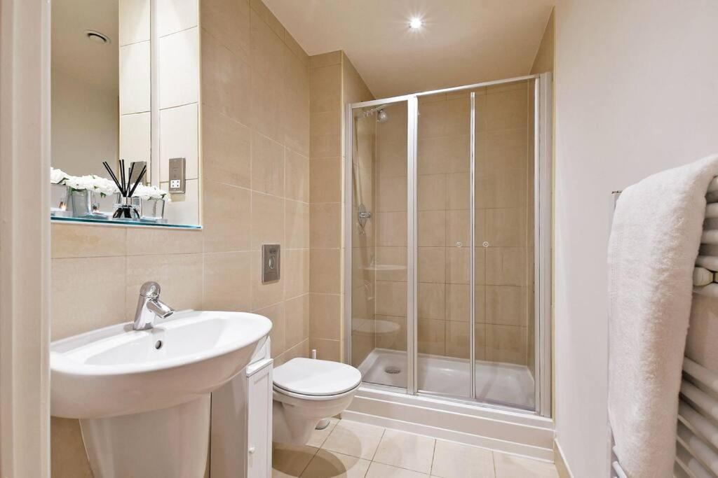 Perfectly Located City Centre Studio Apartment - West One With Free Wifi, Gym Access, Netflix Sheffield Buitenkant foto